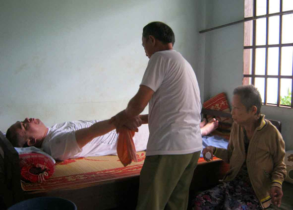 Cha thương binh chăm con mù lòa, bệnh tật